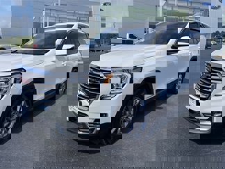 Used 2024 GMC Terrain SLT image 1