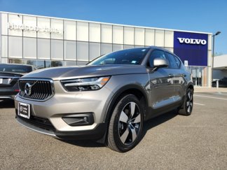 Certified 2022 Volvo XC40 T5 Momentum w/ Premium Package image 1