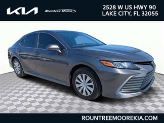 Used 2022 Toyota Camry LE image 1