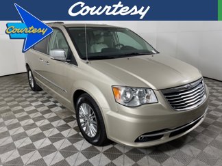 Used 2015 Chrysler Town & Country Touring-L w/ Driver Convenience Group image 1