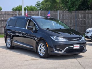Used 2017 Chrysler Pacifica Touring-L w/ Tire & Wheel Group image 1