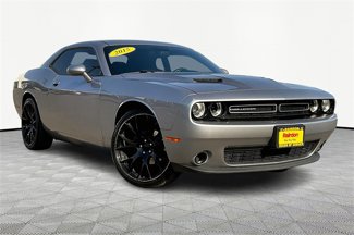 Used 2015 Dodge Challenger SXT image 1