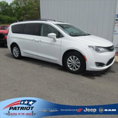Certified 2017 Chrysler Pacifica Touring-L image 1