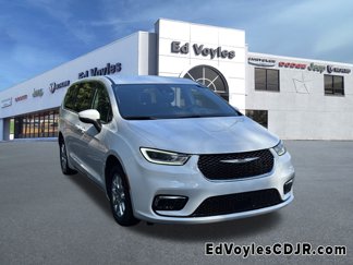 Used 2023 Chrysler Pacifica Touring-L image 1