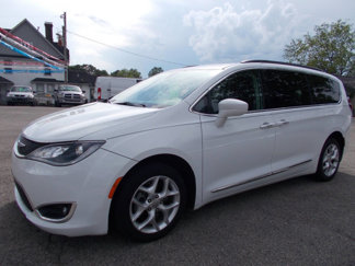 Used 2017 Chrysler Pacifica Touring-L w/ Tire & Wheel Group image 1