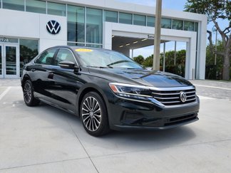 Used 2022 Volkswagen Passat 2.0T image 1