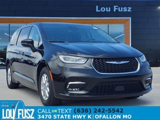 Used 2023 Chrysler Pacifica Touring-L image 1
