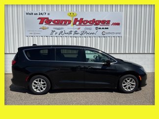 Used 2017 Chrysler Pacifica Touring image 1
