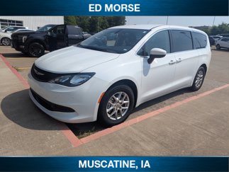 Used 2022 Chrysler Voyager LX image 1
