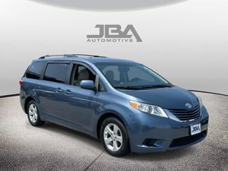 Used 2017 Toyota Sienna LE image 1