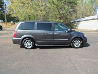 Used 2016 Chrysler Town & Country Touring-L image 1