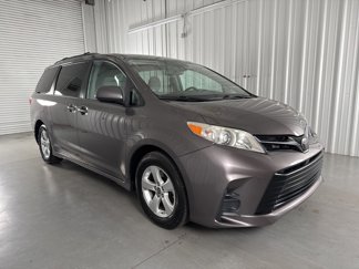 Used 2020 Toyota Sienna LE image 1