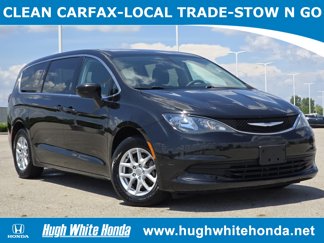 Used 2017 Chrysler Pacifica Touring image 1