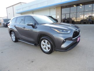 Used 2021 Toyota Highlander LE image 1