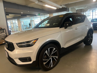 Used 2020 Volvo XC40 T5 R-Design image 1