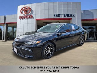Used 2022 Toyota Camry SE image 1