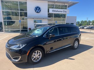 Used 2020 Chrysler Pacifica Touring-L image 1