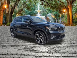 Used 2023 Volvo XC40 B5 Plus image 1