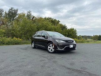 Used 2017 Chrysler Pacifica Touring-L Plus image 1