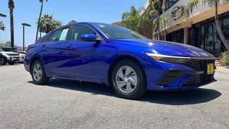 Certified 2025 Hyundai Elantra SE image 1