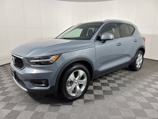 Used 2021 Volvo XC40 T5 Momentum image 1