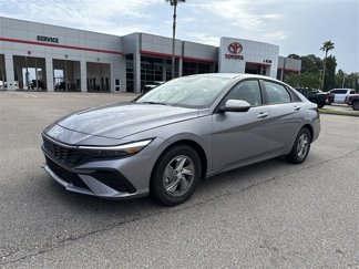 Used 2025 Hyundai Elantra SE image 1