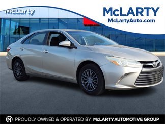 Used 2015 Toyota Camry LE image 1