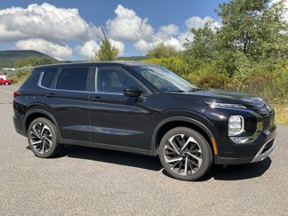 Used 2023 Mitsubishi Outlander SE image 1
