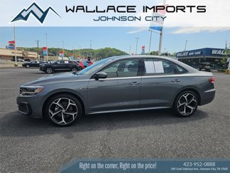 Certified 2022 Volkswagen Passat 2.0T R-Line image 1