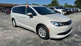 Used 2017 Chrysler Pacifica Touring image 1