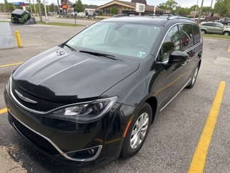 Used 2018 Chrysler Pacifica Touring-L image 1