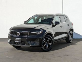 Used 2025 Volvo XC40 B5 Core image 1