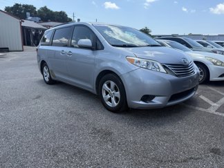 Used 2015 Toyota Sienna LE image 1