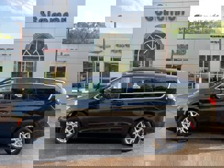 Used 2023 Chrysler Pacifica Touring-L image 1