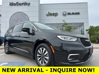 Used 2022 Chrysler Pacifica Touring-L image 1