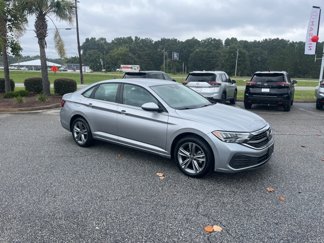 Used 2024 Volkswagen Jetta SE image 1