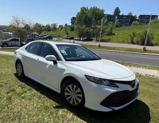 Used 2018 Toyota Camry LE image 1