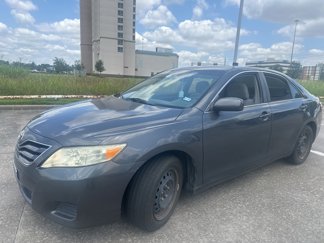 Used 2011 Toyota Camry LE image 1