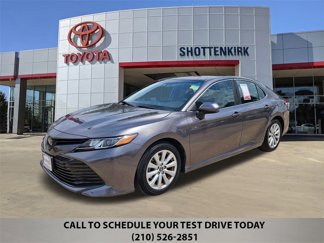 Used 2018 Toyota Camry LE image 1