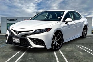 Used 2022 Toyota Camry SE image 1