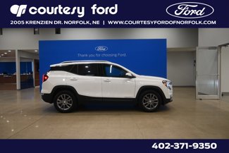 Used 2024 GMC Terrain SLT image 1