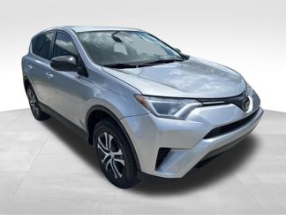 Used 2018 Toyota RAV4 LE image 1