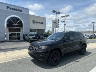 Used 2022 Jeep Grand Cherokee Laredo X image 1