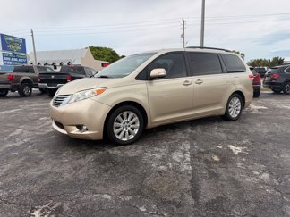 Used 2014 Toyota Sienna XLE image 1