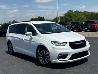 Used 2021 Chrysler Pacifica Touring image 1