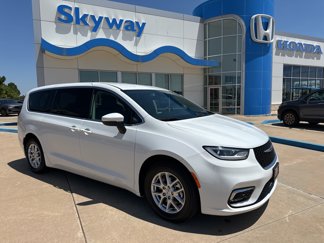 Used 2023 Chrysler Pacifica Touring-L image 1