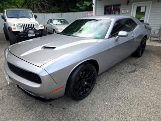 Used 2015 Dodge Challenger SXT image 1