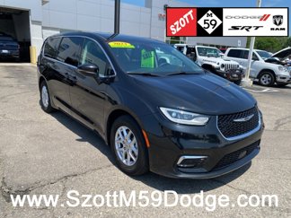 Used 2023 Chrysler Pacifica Touring-L image 1