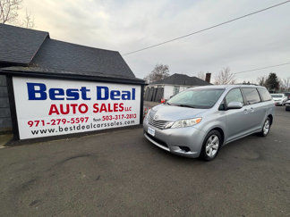 Used 2015 Toyota Sienna LE image 1