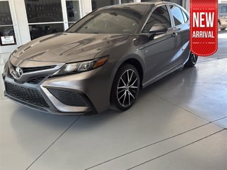 Used 2024 Toyota Camry SE image 1